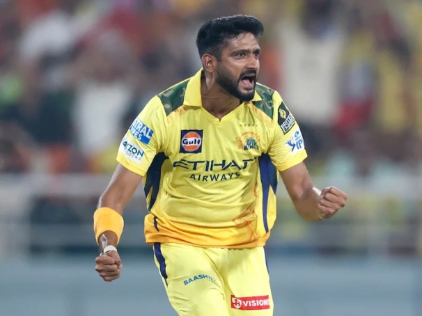 Bowlers with Most Dot Balls in IPL 2025